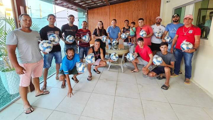 Ao lado do presidente da ALPB, prefeita de Pocinhos se reúne com desportistas e entrega 20 bolas de futebol às equipes